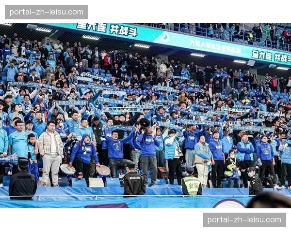 看台镜头：客队球迷高歌整场，为保级球队注入强心剂