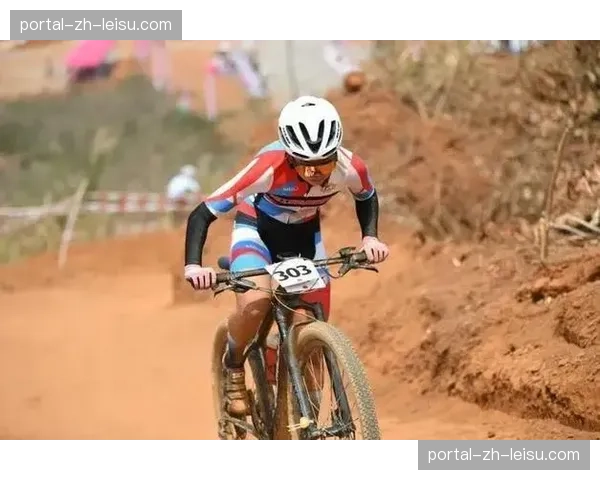 实时:卫冕冠军在速降赛中段严重摔车,遗憾退赛 实时:卫冕冠军在速降赛中段严重摔车,遗憾退赛
