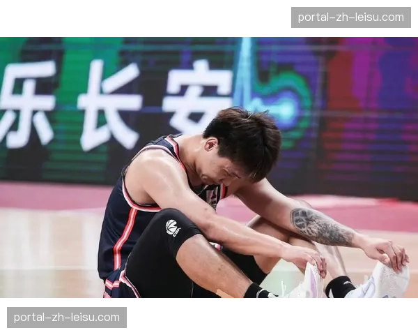 特写：赵睿关键抢断后滑跪庆祝，点燃新疆主场气氛